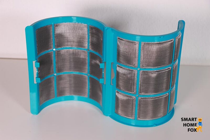 Die blauen katalytischen Filtereinheiten von Dyson Purifier Cool Formaldehyd TP09 Luftreiniger und Turmventilator stehen nebeneinander.